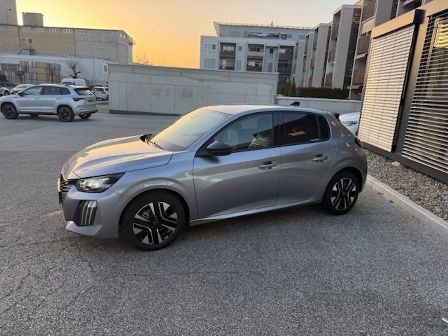 Peugeot 208 Allure Grau - 2
