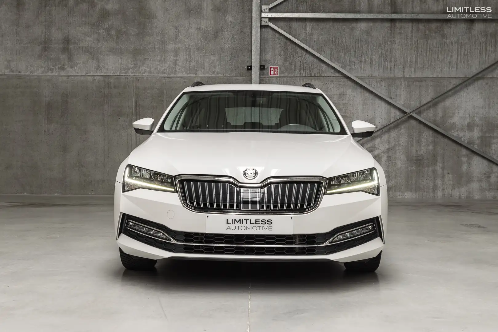 Skoda Superb SW 1.4 TSI PHEV / VAT-qualified Weiß - 2