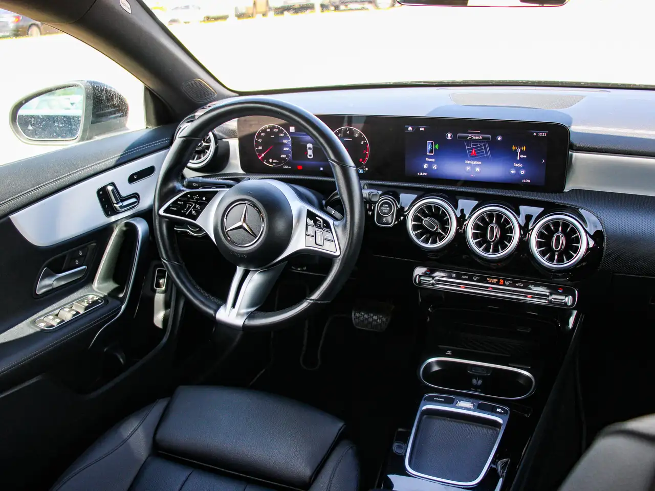 Mercedes-Benz CLA снимка Mercedes-Benz CLA