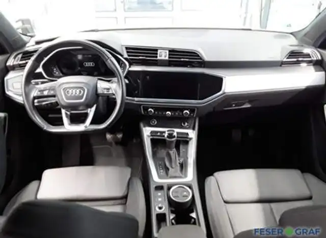 Audi Q3 view 7