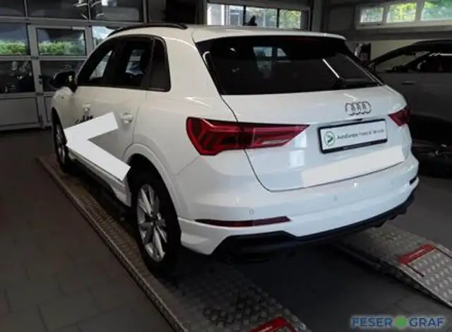 Audi Q3 view 4