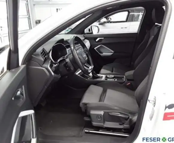 Audi Q3 view 6