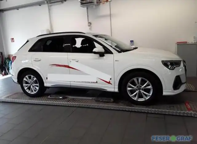 Audi Q3 view 5