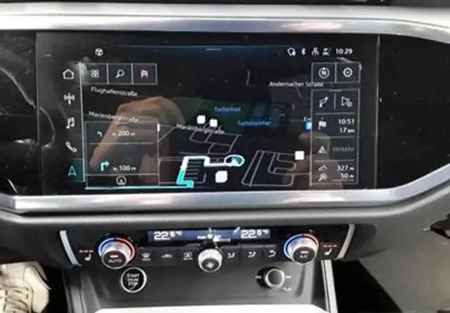 Audi Q3 view 8