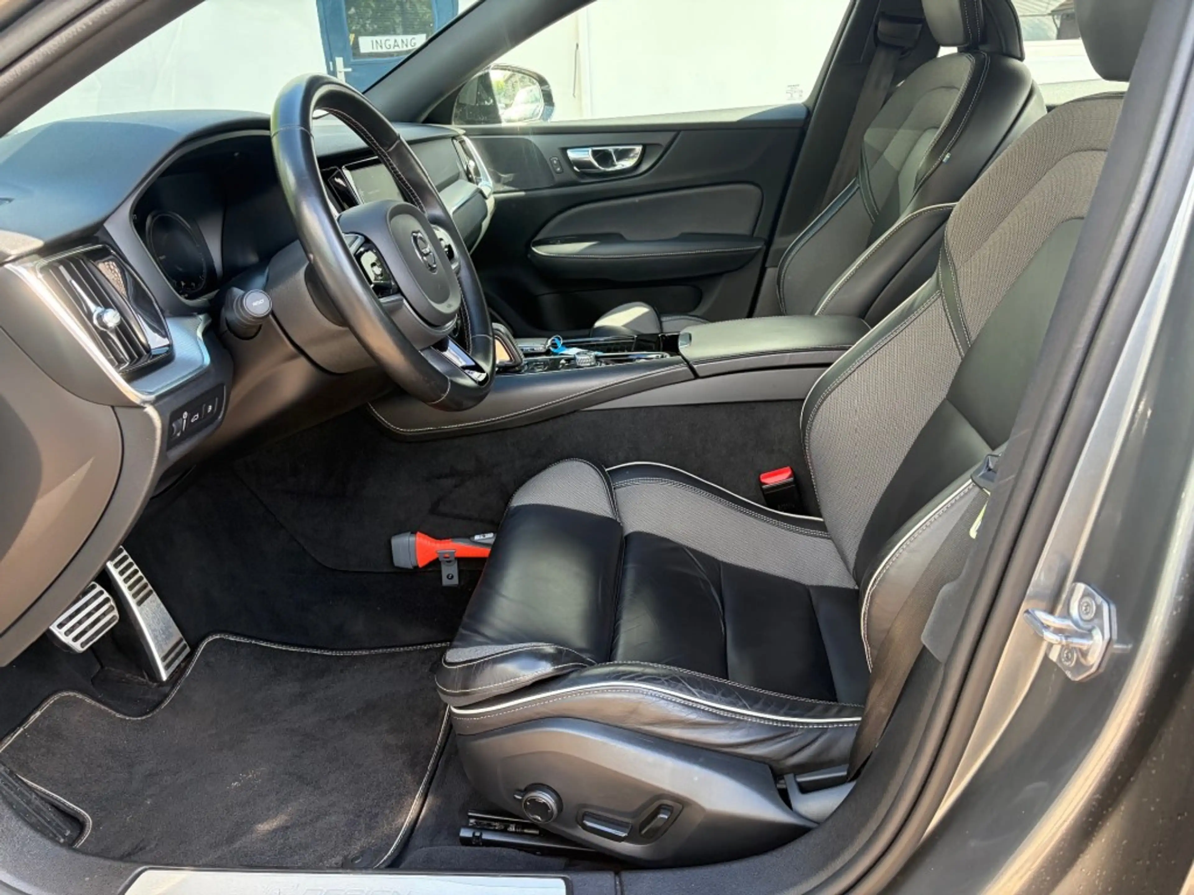 Volvo S60 T6 AWD R-Design Plug In Pilot Assist Adaptive Crui — photo 11