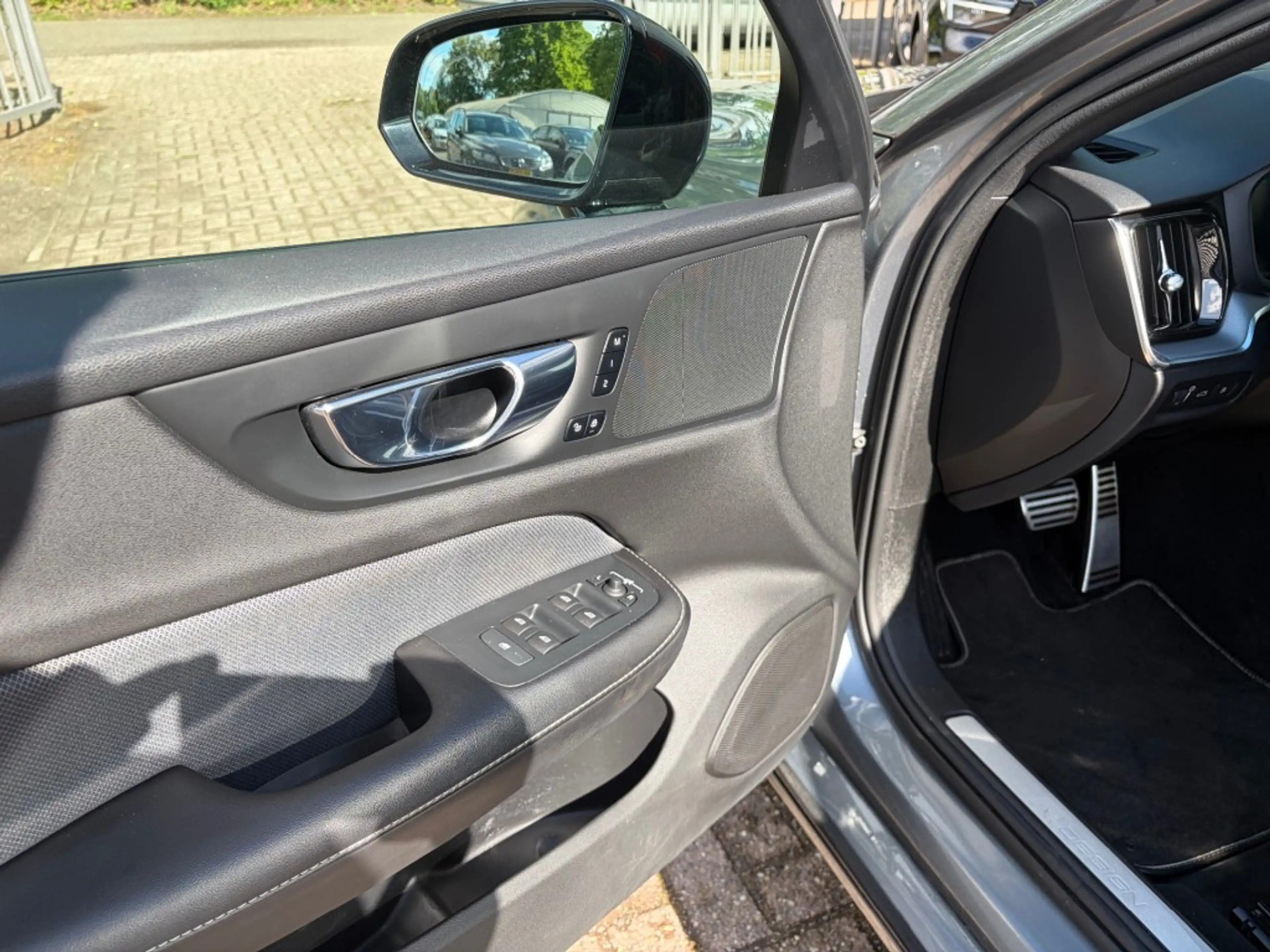 Volvo S60 T6 AWD R-Design Plug In Pilot Assist Adaptive Crui — photo 10