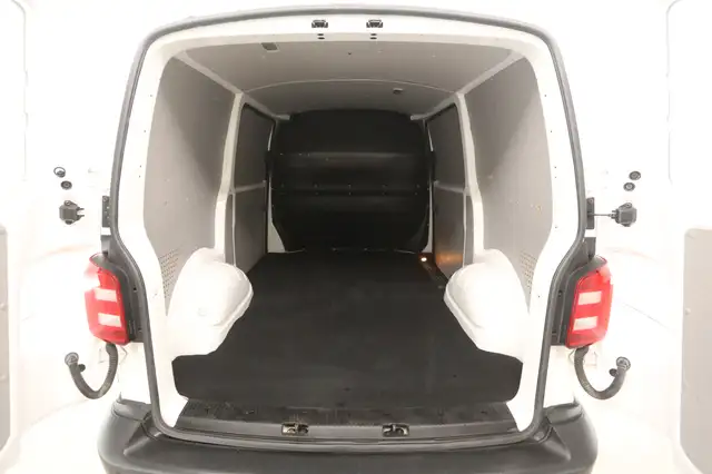 Volkswagen Transporter view 3