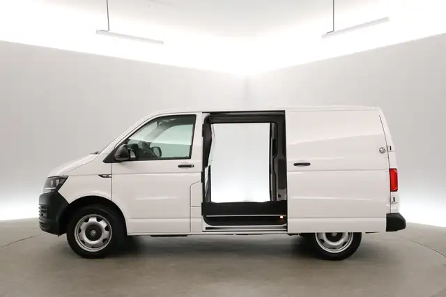 Volkswagen Transporter view 4