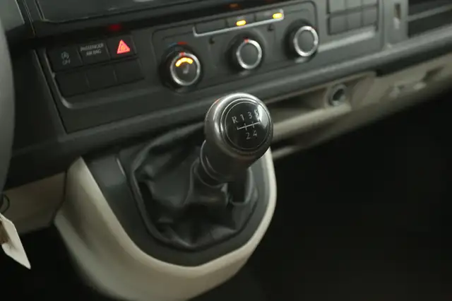 Volkswagen Transporter view 21