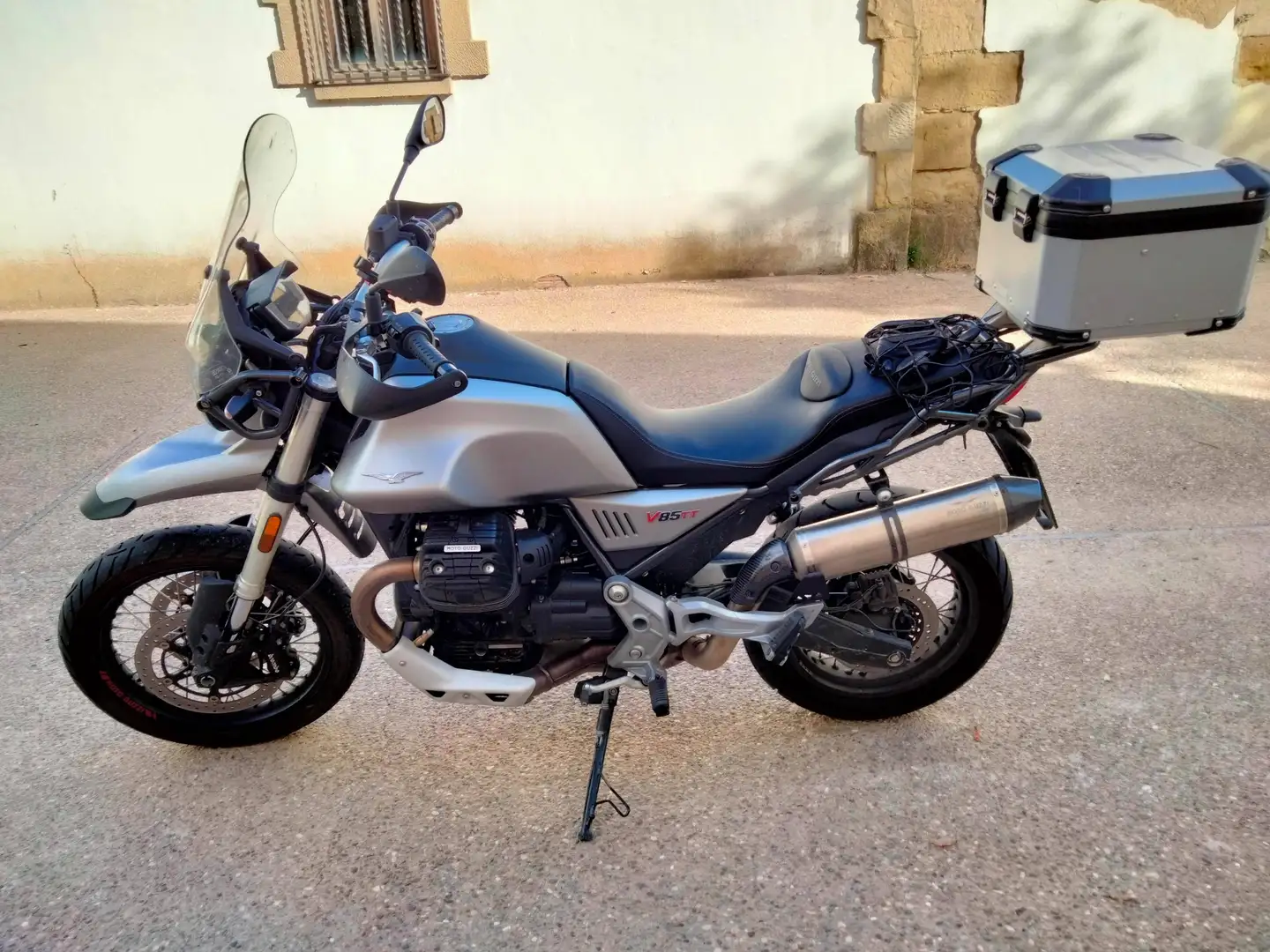 Moto Guzzi V 85 TT Gris - 2