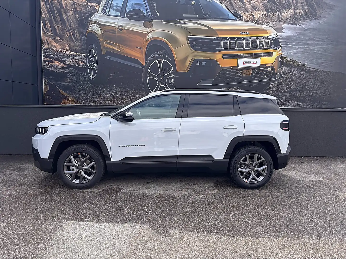Jeep Compass 1.2 e-Hybrid First Edition e-DCT6 inkl. Komfort... Weiß - 2