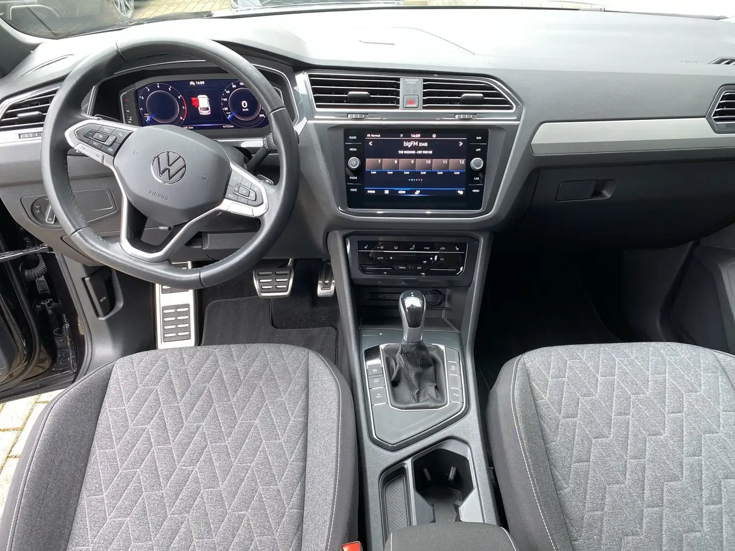 Volkswagen Tiguan 1.5 Life AHK/CAM/ACC/NAV+/LHZ/Apple/PRIVAC Zwart - 2