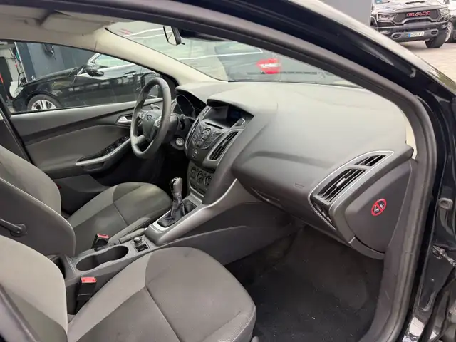 Ford Focus view 12