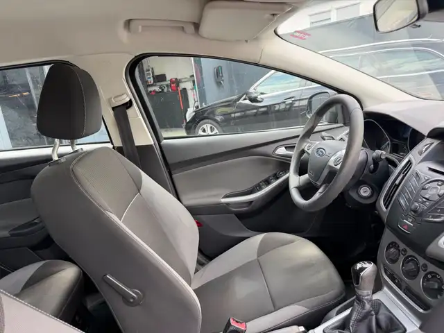 Ford Focus view 14
