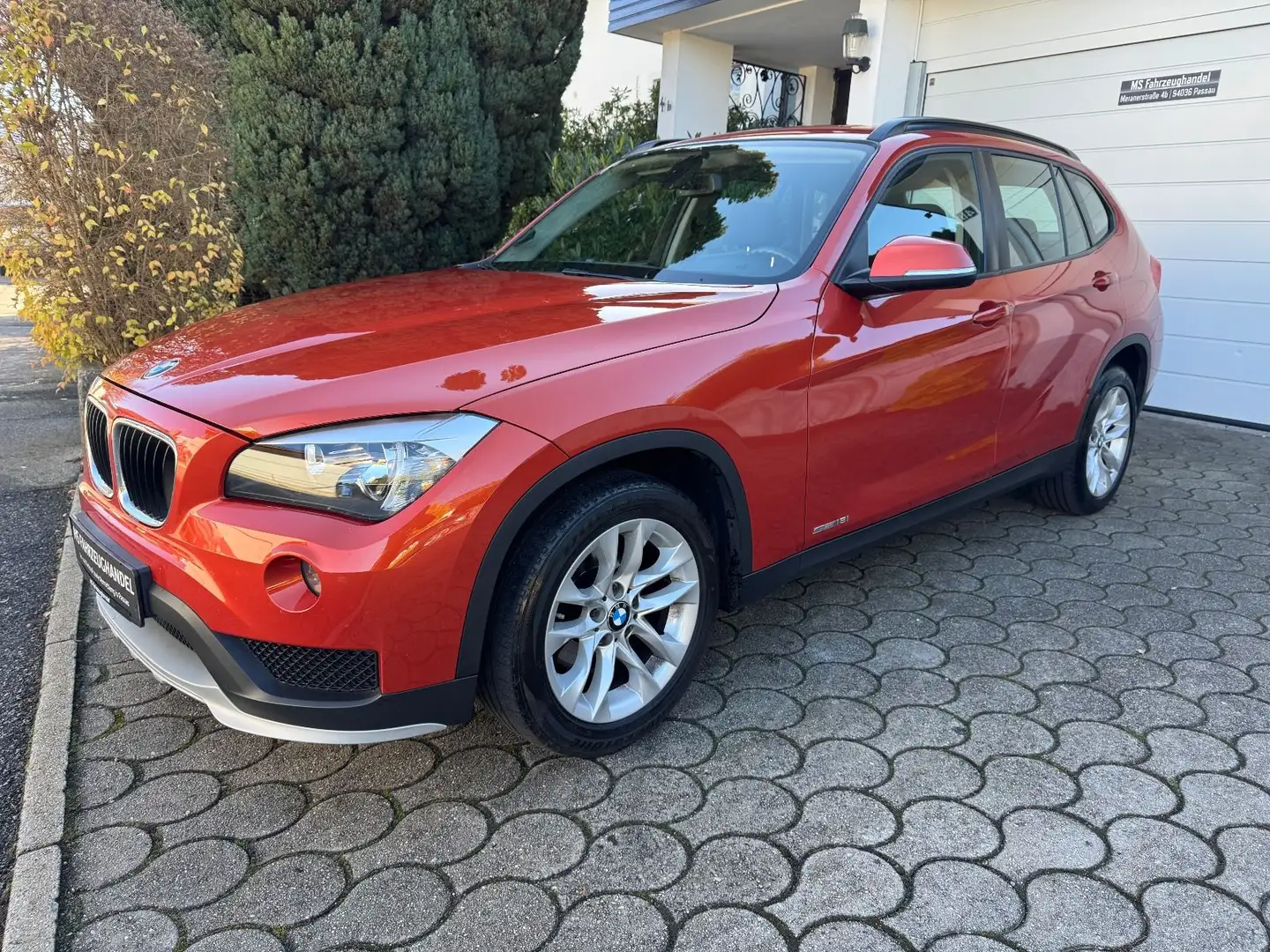 BMW X1 18i sDrive Automatik *Winter + Sommerräder*SH Orange - 2