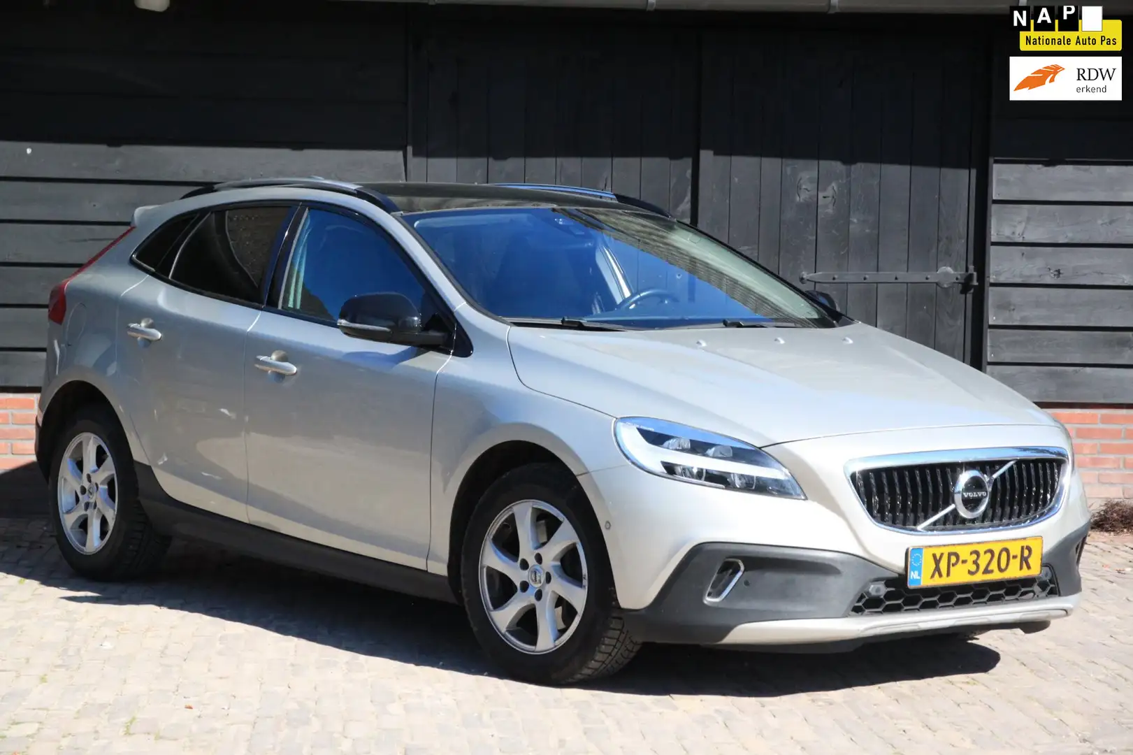 Volvo V40 Cross Country 1.5 T3 Polar+ Luxury Panorama/Camera/Leer/Parkeers Marrón - 1