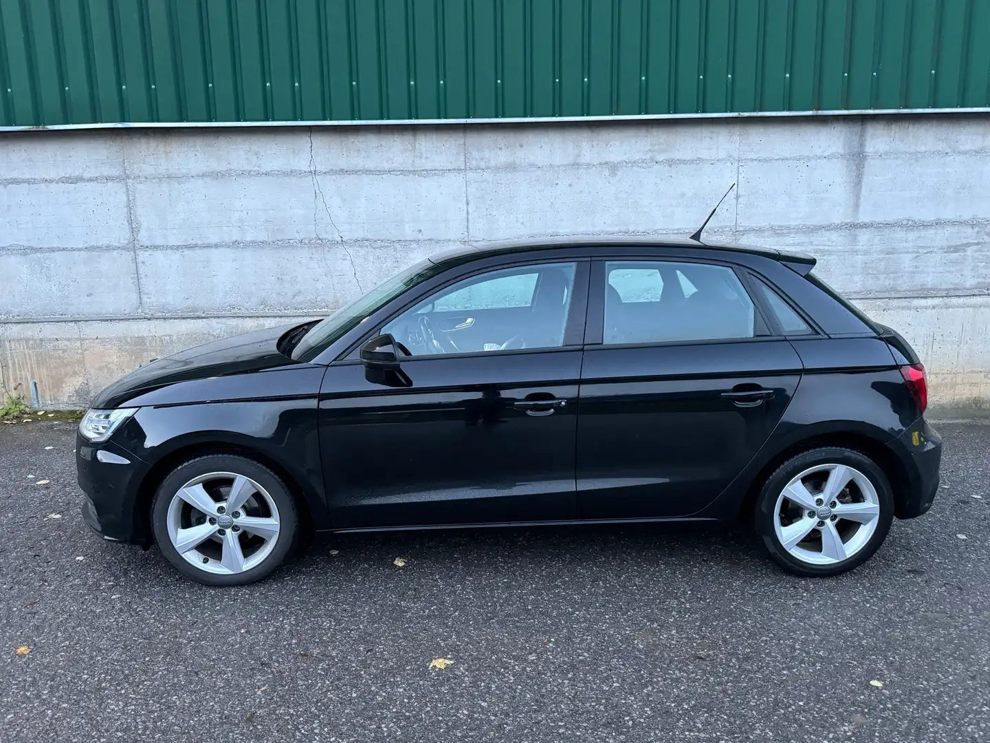 Audi A1 SB 1,0 TFSI Sport Schwarz - 2