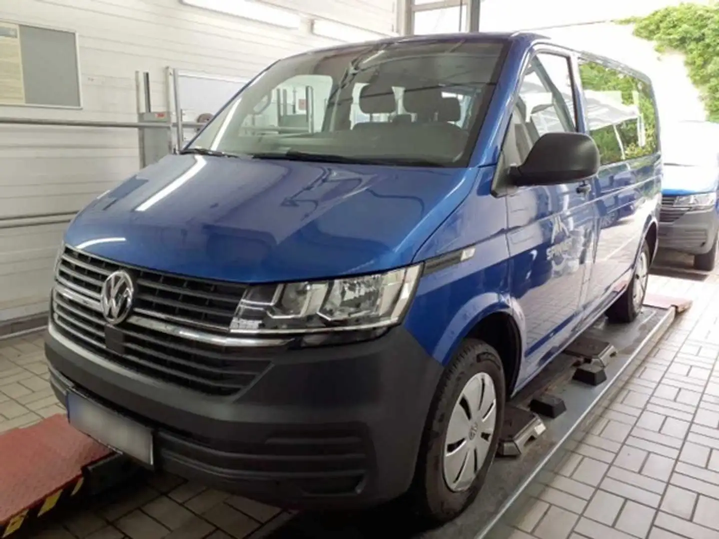 Volkswagen T6.1 Transporter Kombi 2.0l TDI 81kW 5-Gang 9 Sitzer Klima Blau - 1