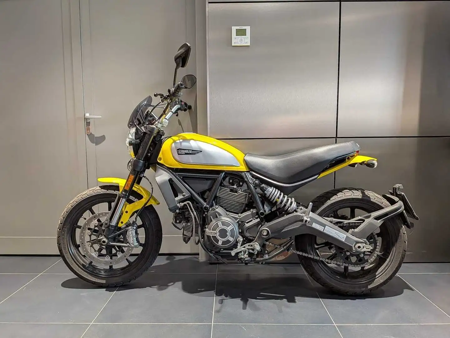 Ducati Scrambler ICON Giallo - 1