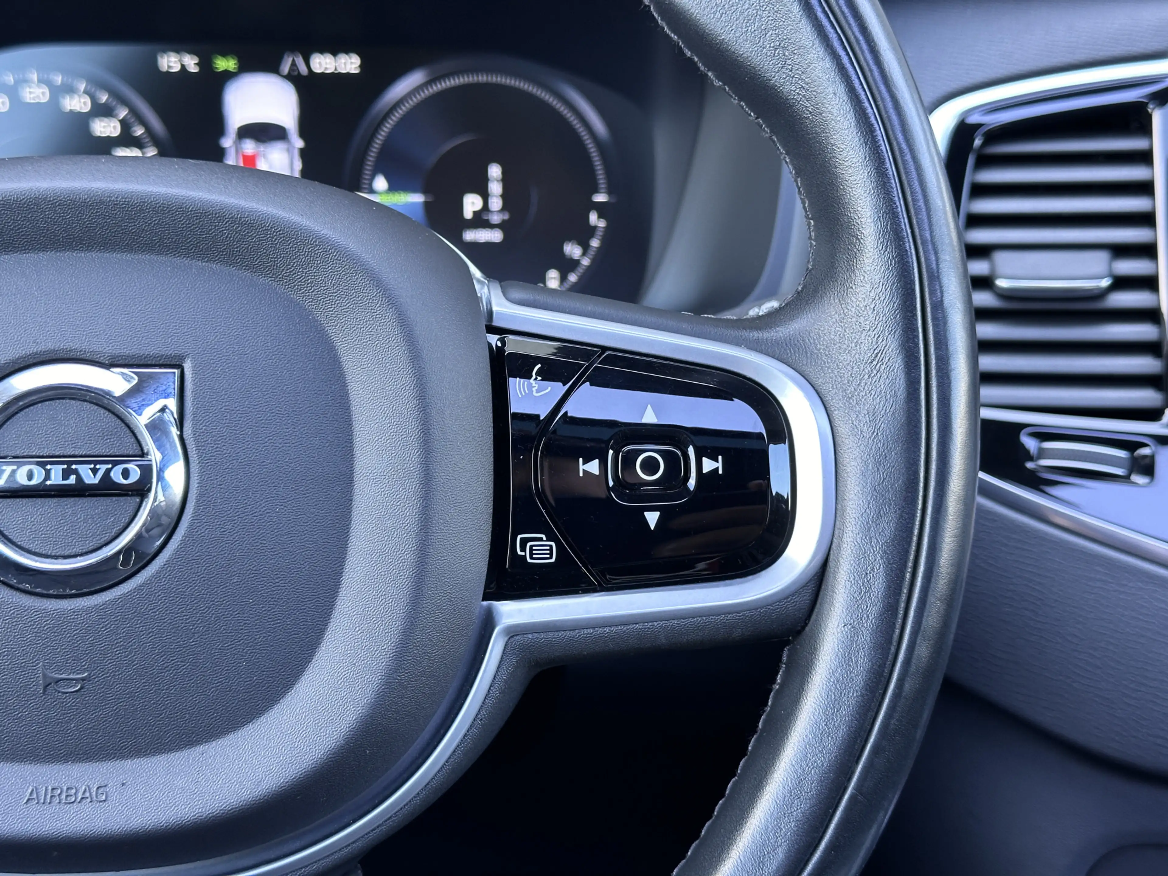 Volvo XC90 2.0 T8 Recharge AWD R-Design | Panorama | Keyless — photo 38