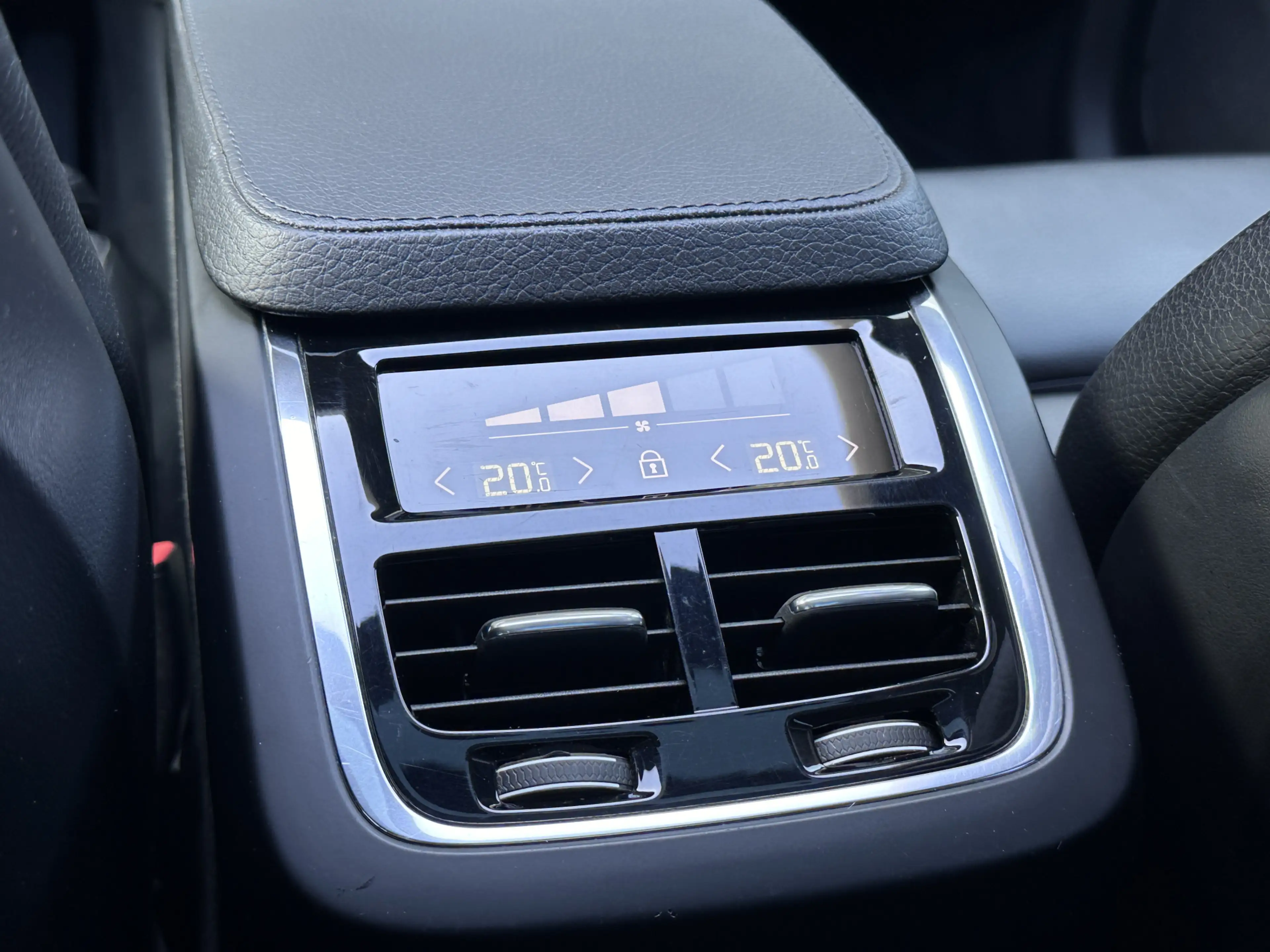 Volvo XC90 2.0 T8 Recharge AWD R-Design | Panorama | Keyless — photo 28
