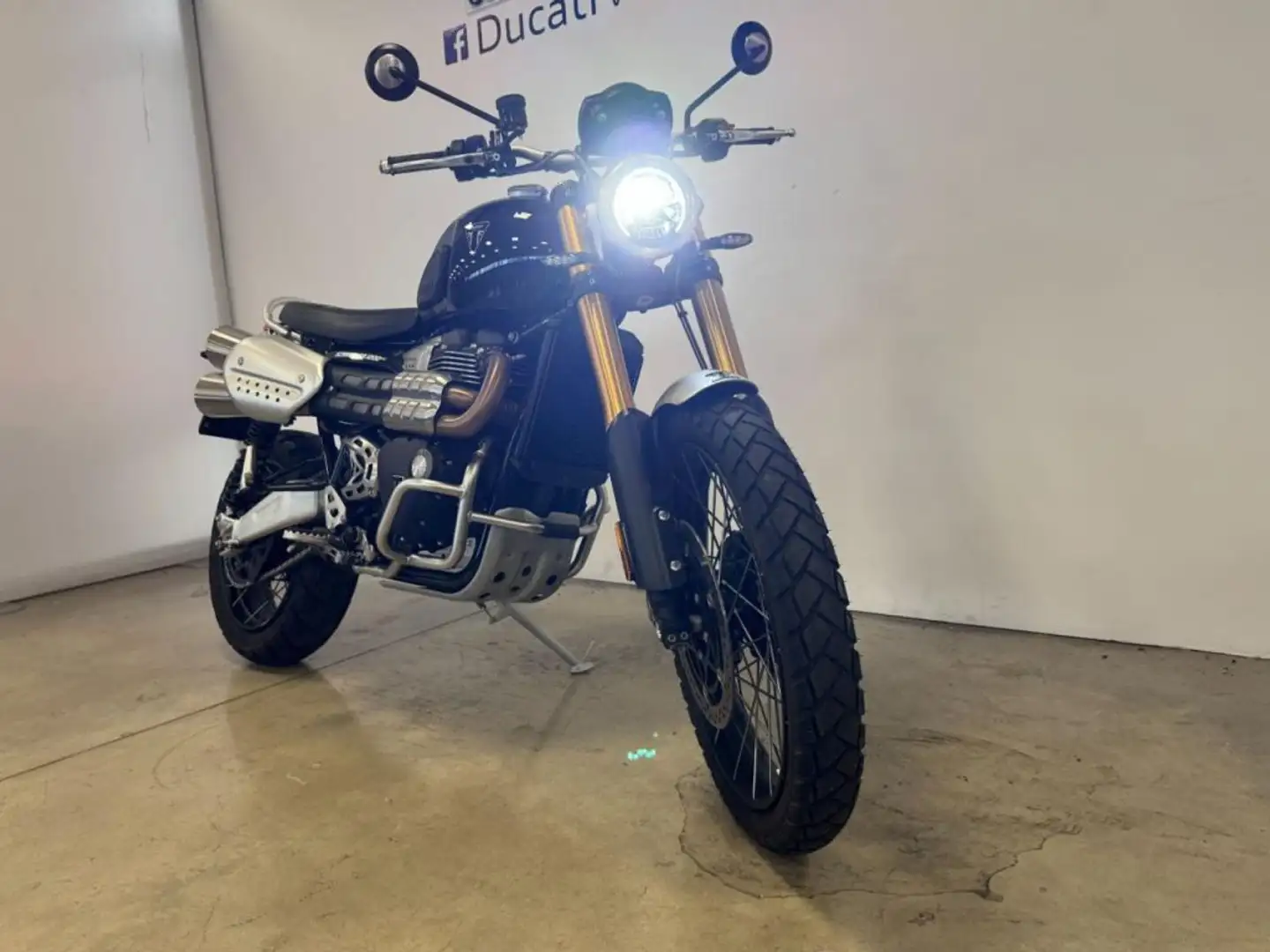 Triumph Scrambler 1200 XE BLACK Nero - 2