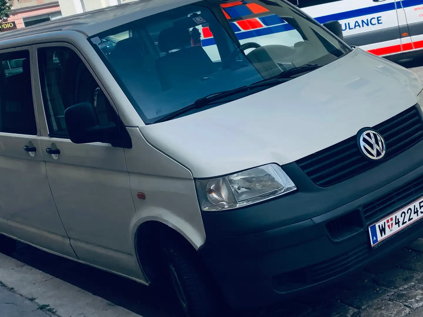 Volkswagen T5 Caravelle Caravelle LR 1,9 TDI D-PF Weiß - 1