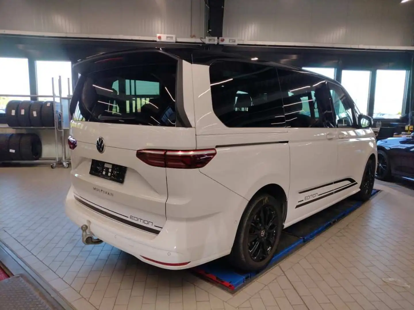 Volkswagen T7 Multivan Edition lang AHK/HUD/PANO/STNDHZNG Weiß - 2