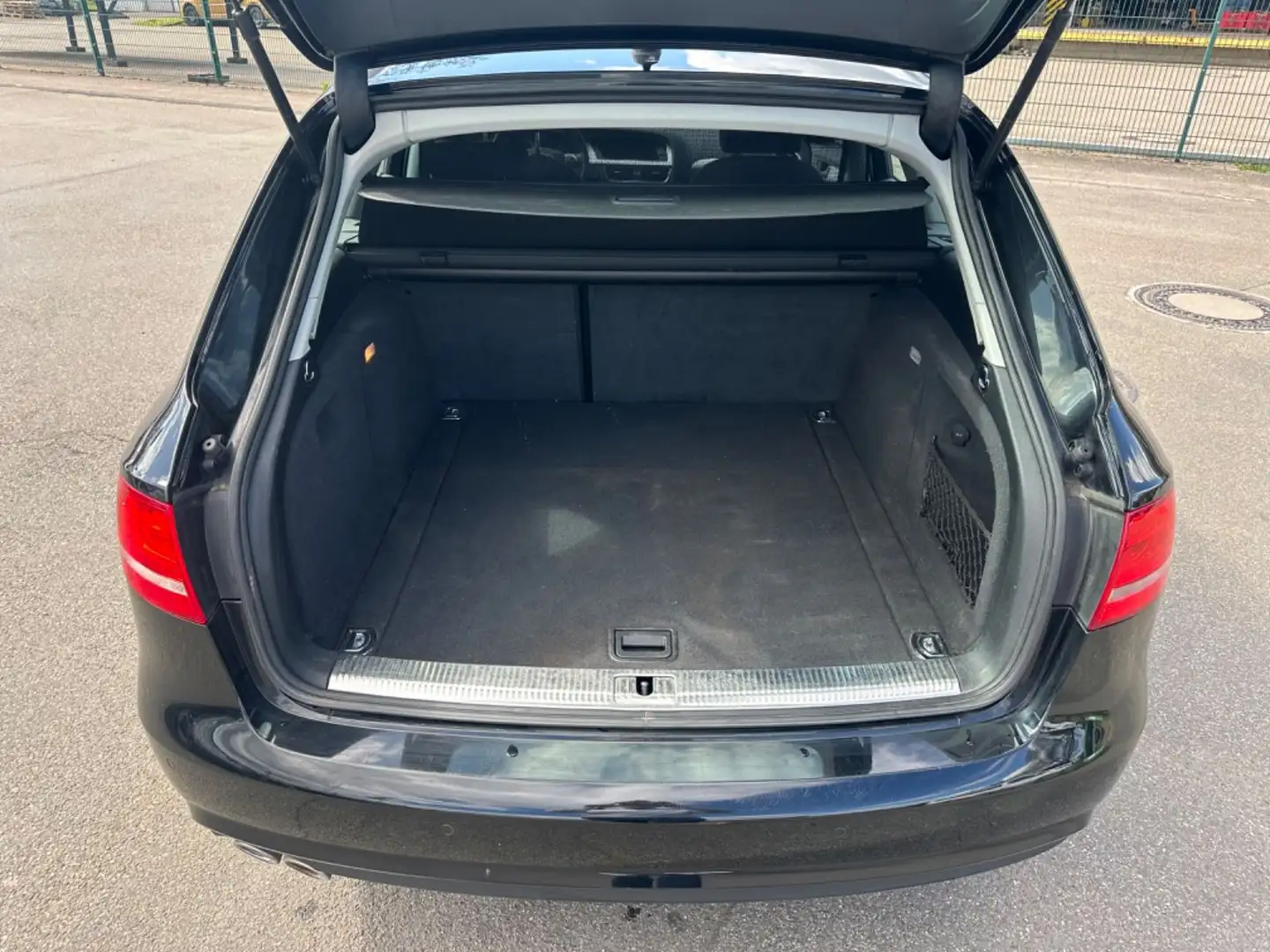 Audi A4 Avant Attraction Automatik Navigation Schwarz - 2