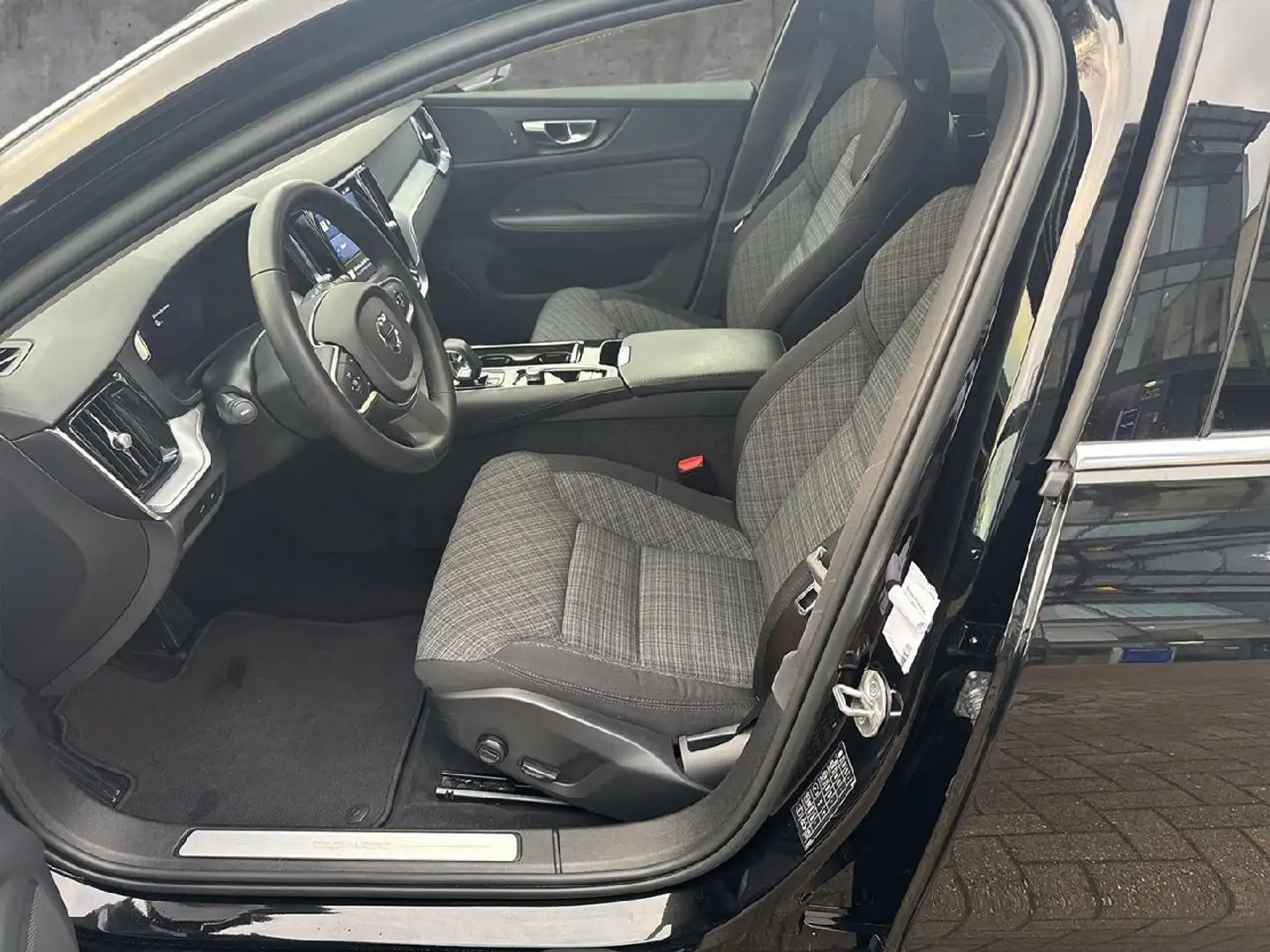 Volvo V60 T6 AWD Core Recharge Plug-In Hybrid Schwarz - 2