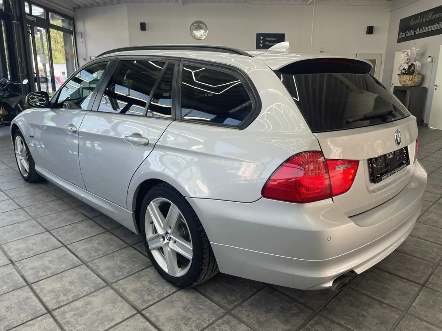 BMW 320 dA Touring, Leder, Panorama, Navi, Bi-Xenon Silber - 2