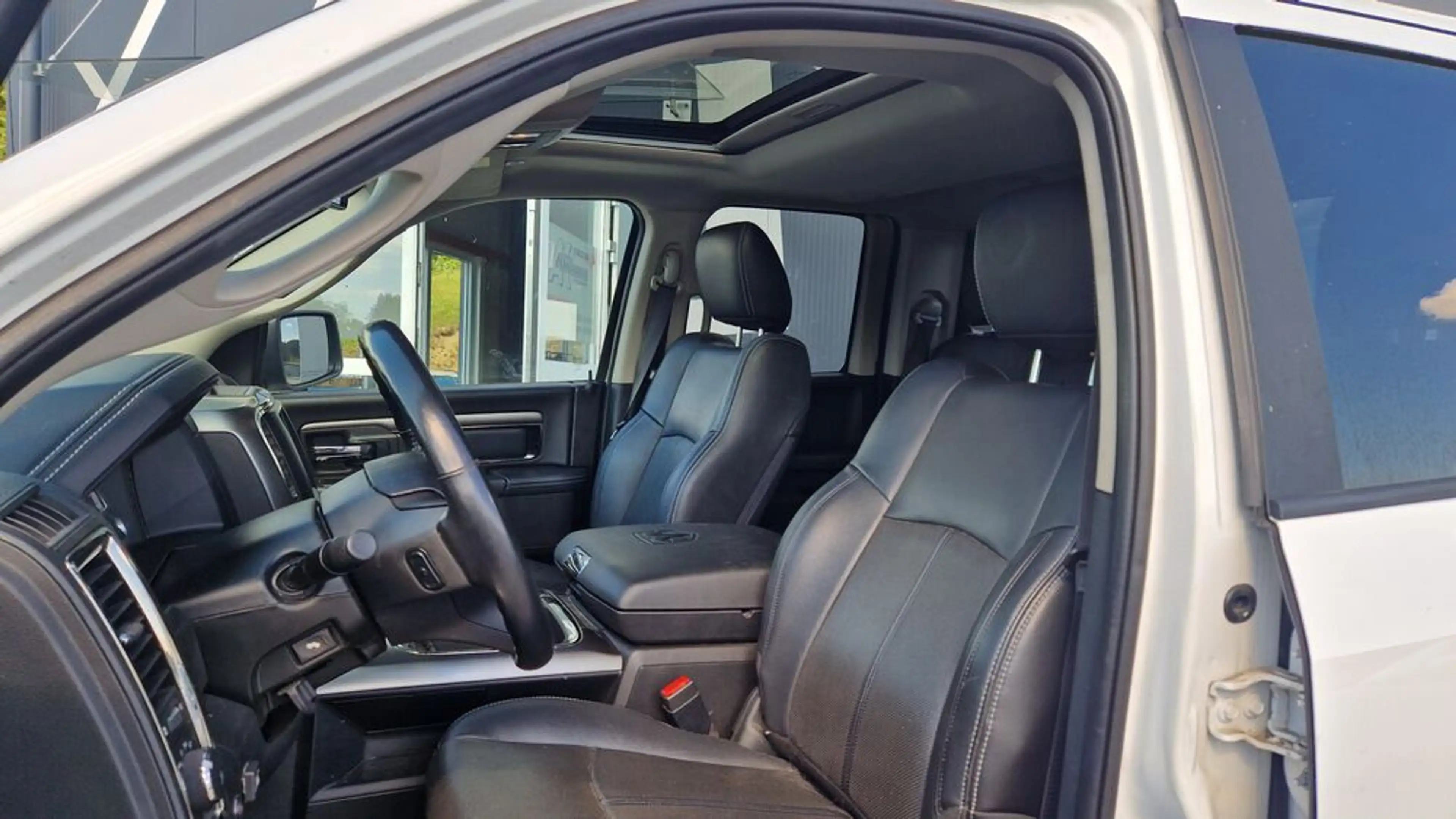 Dodge RAM 1500 4X4 Quad-Cab Sport — photo 11