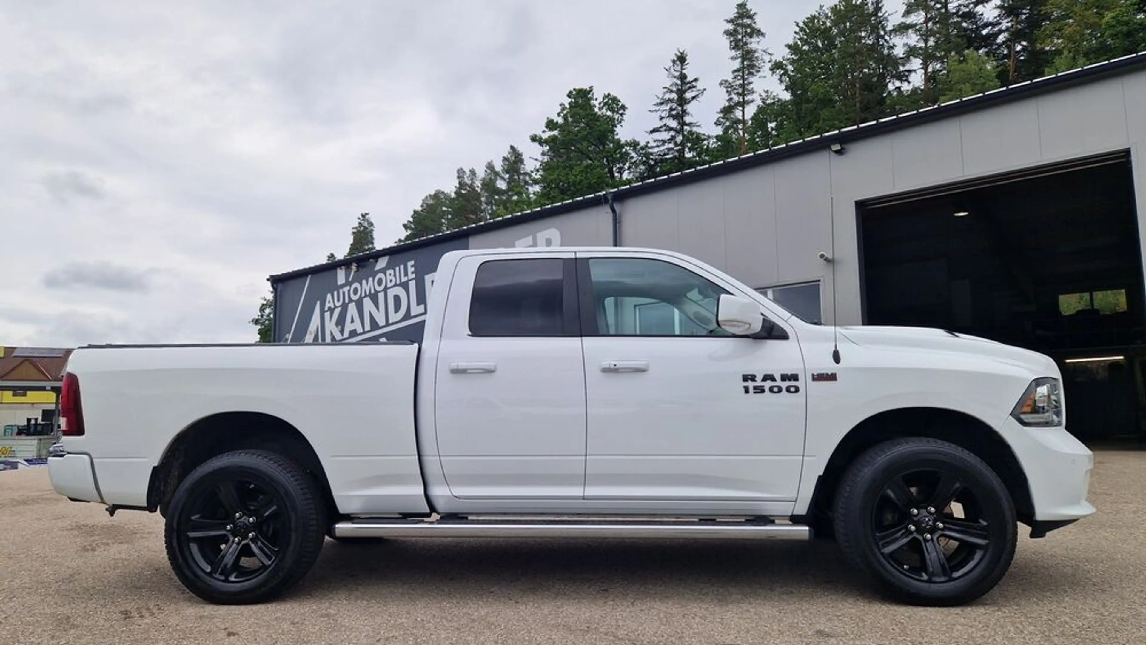 Dodge RAM 1500 4X4 Quad-Cab Sport — photo 6
