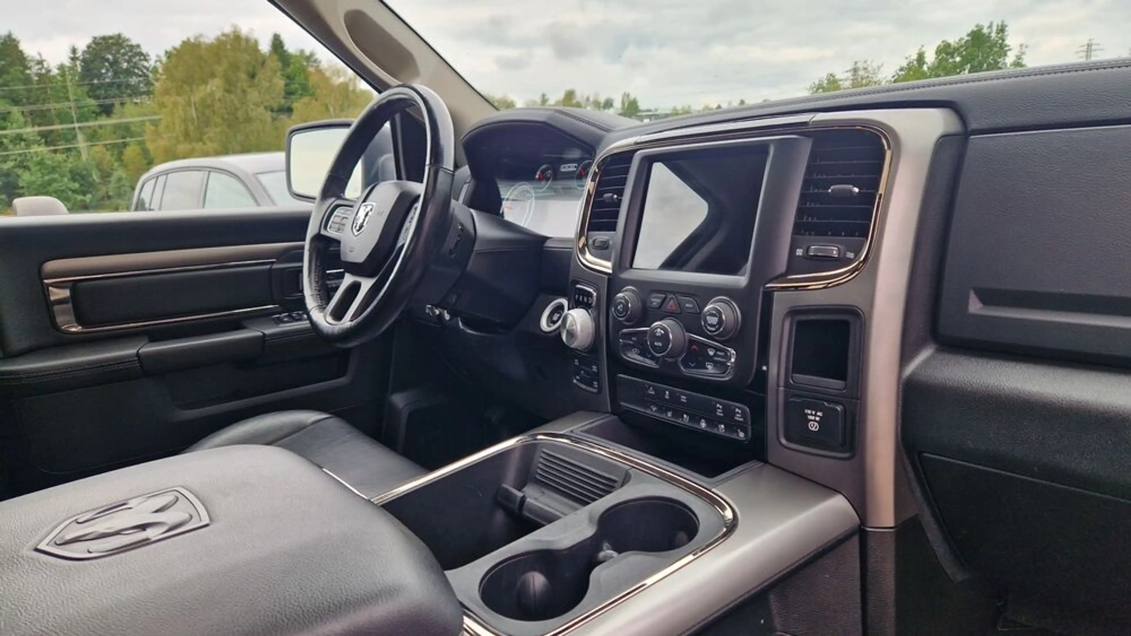 Dodge RAM 1500 4X4 Quad-Cab Sport — photo 8