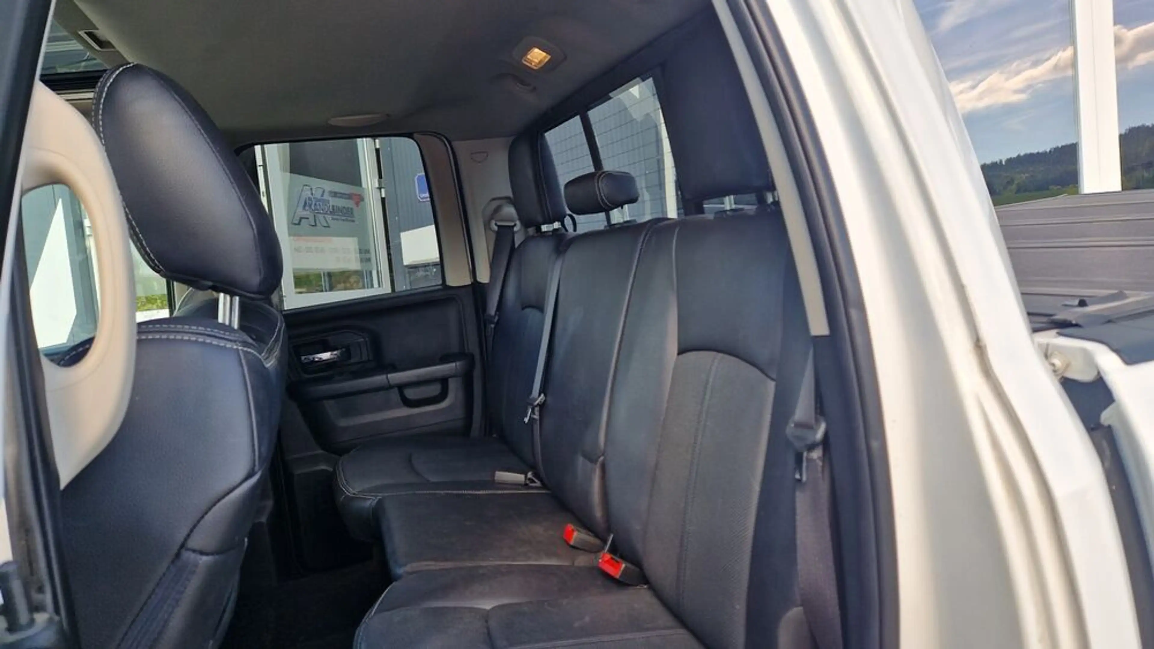 Dodge RAM 1500 4X4 Quad-Cab Sport — photo 12