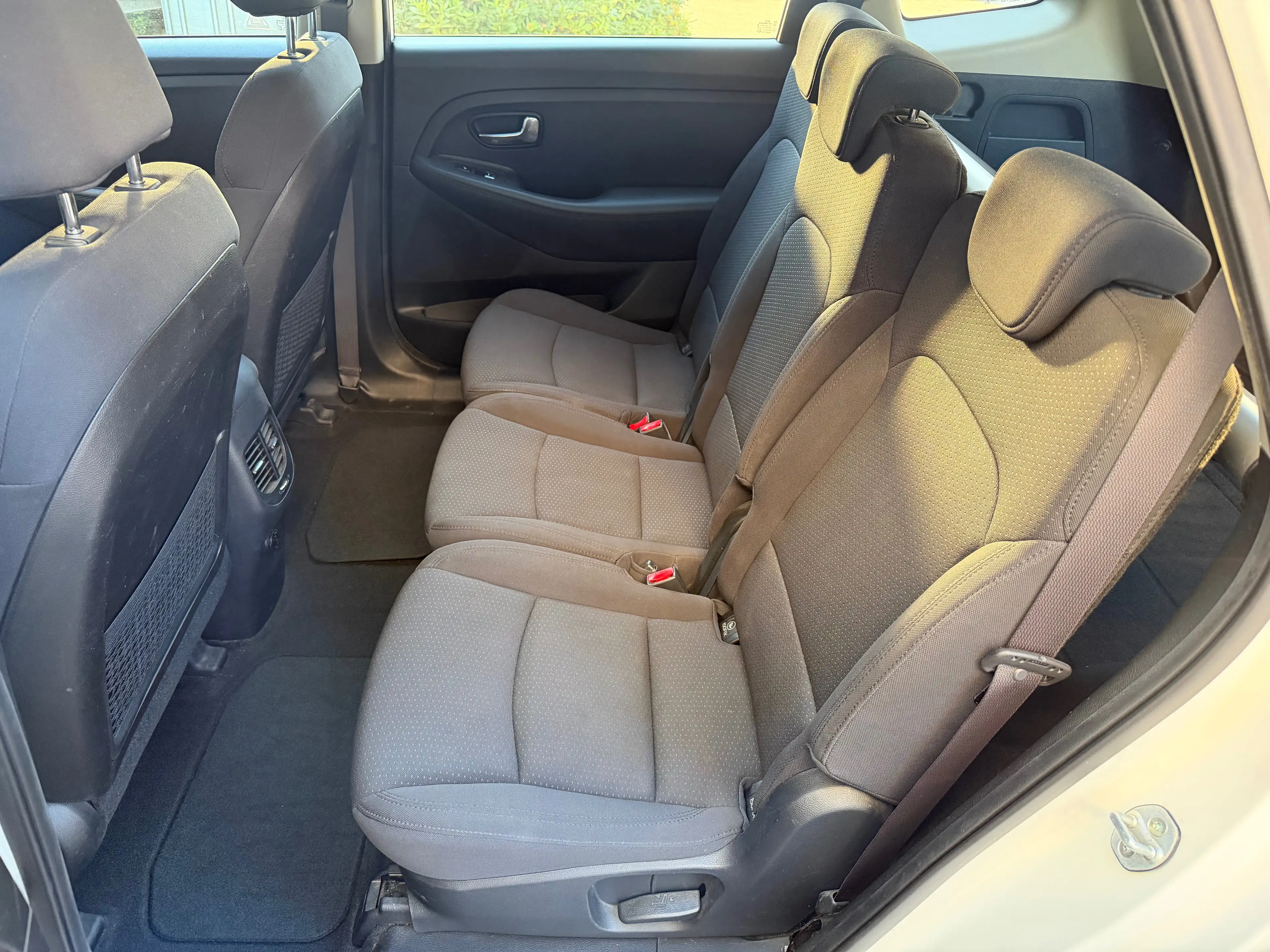Kia Carens 1.7CRDi Edition 7 AHK Klima SHZG Temp Multi Scheckheft — photo 11