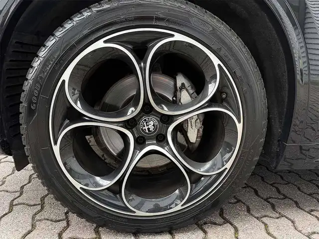 Alfa Romeo Stelvio view 10