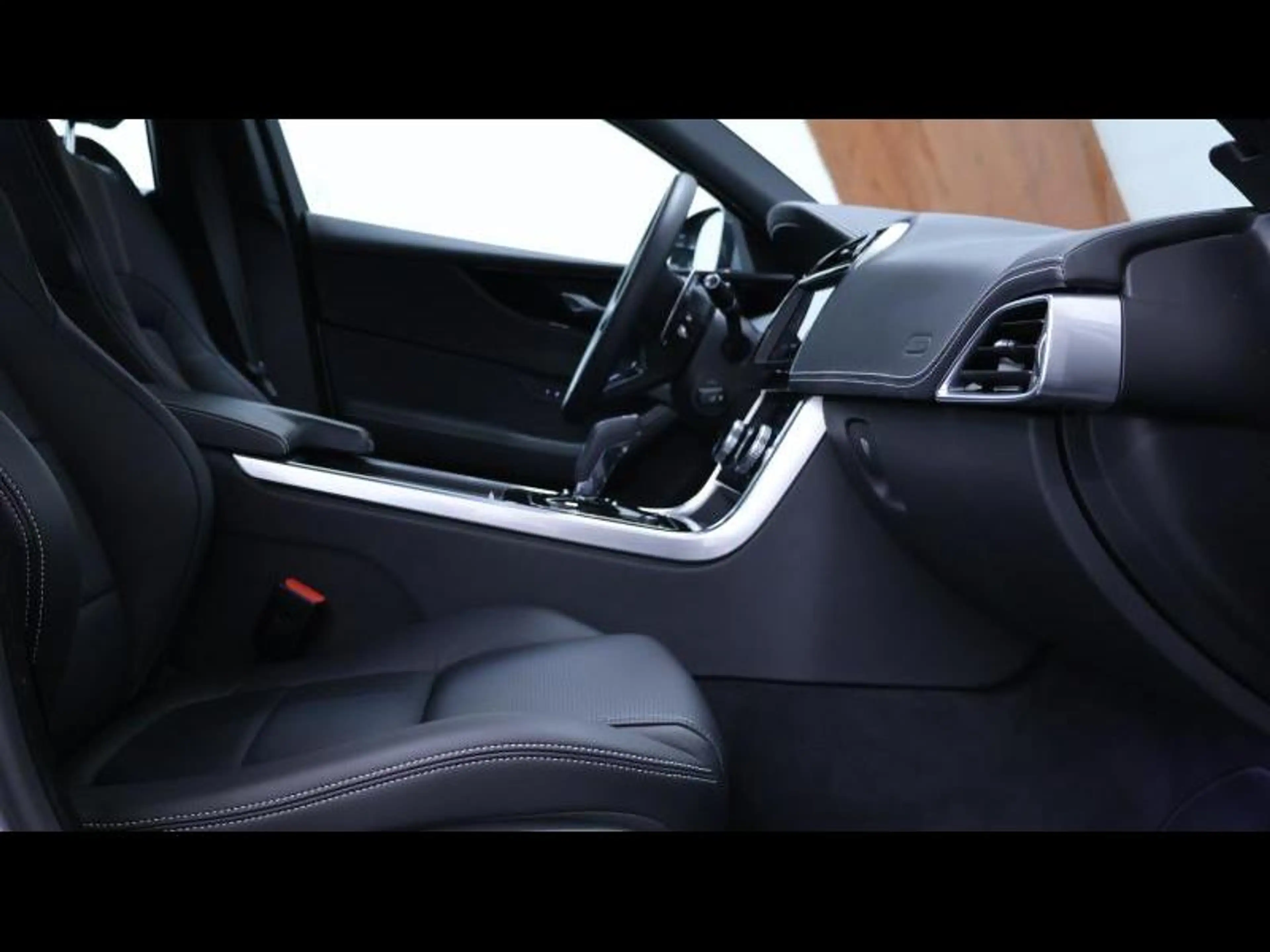 Jaguar XE D200 R-Dynamic S RWD Auto — photo 10
