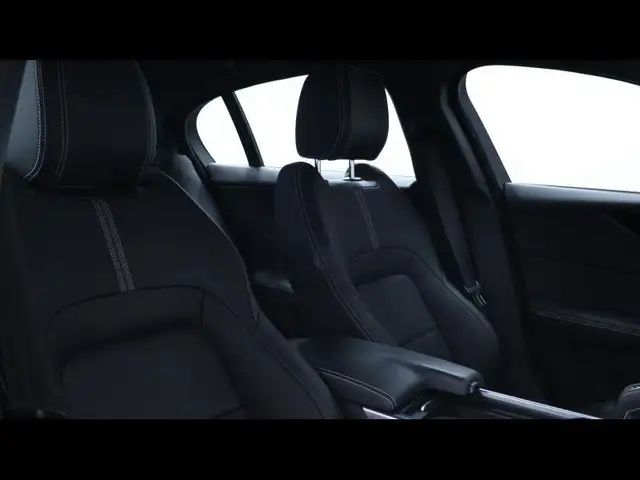 Jaguar Xe view 11