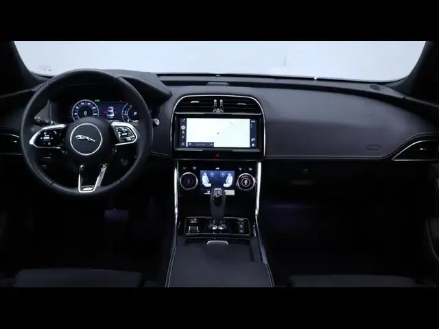 Jaguar Xe view 14