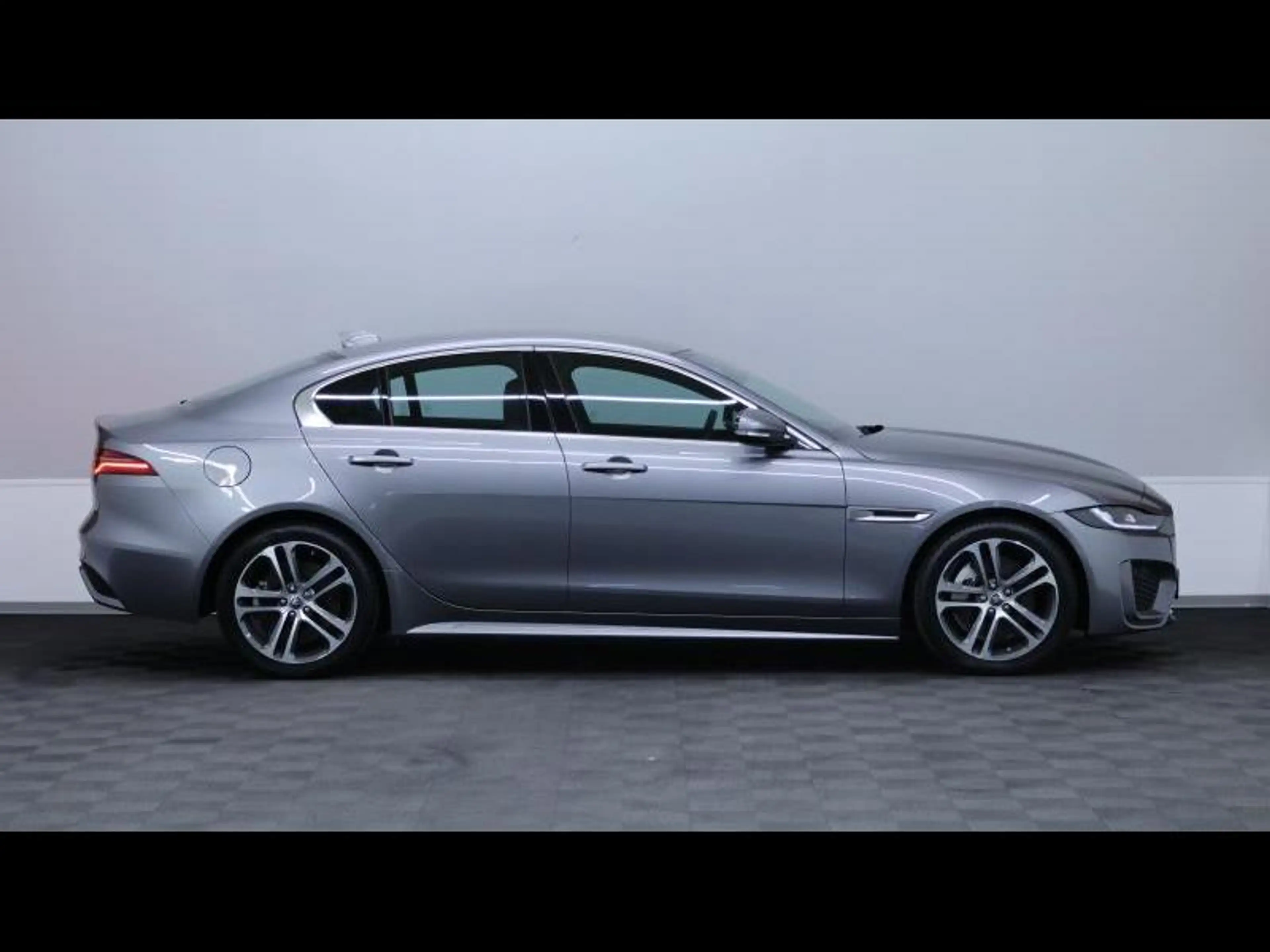 Jaguar XE D200 R-Dynamic S RWD Auto — photo 3