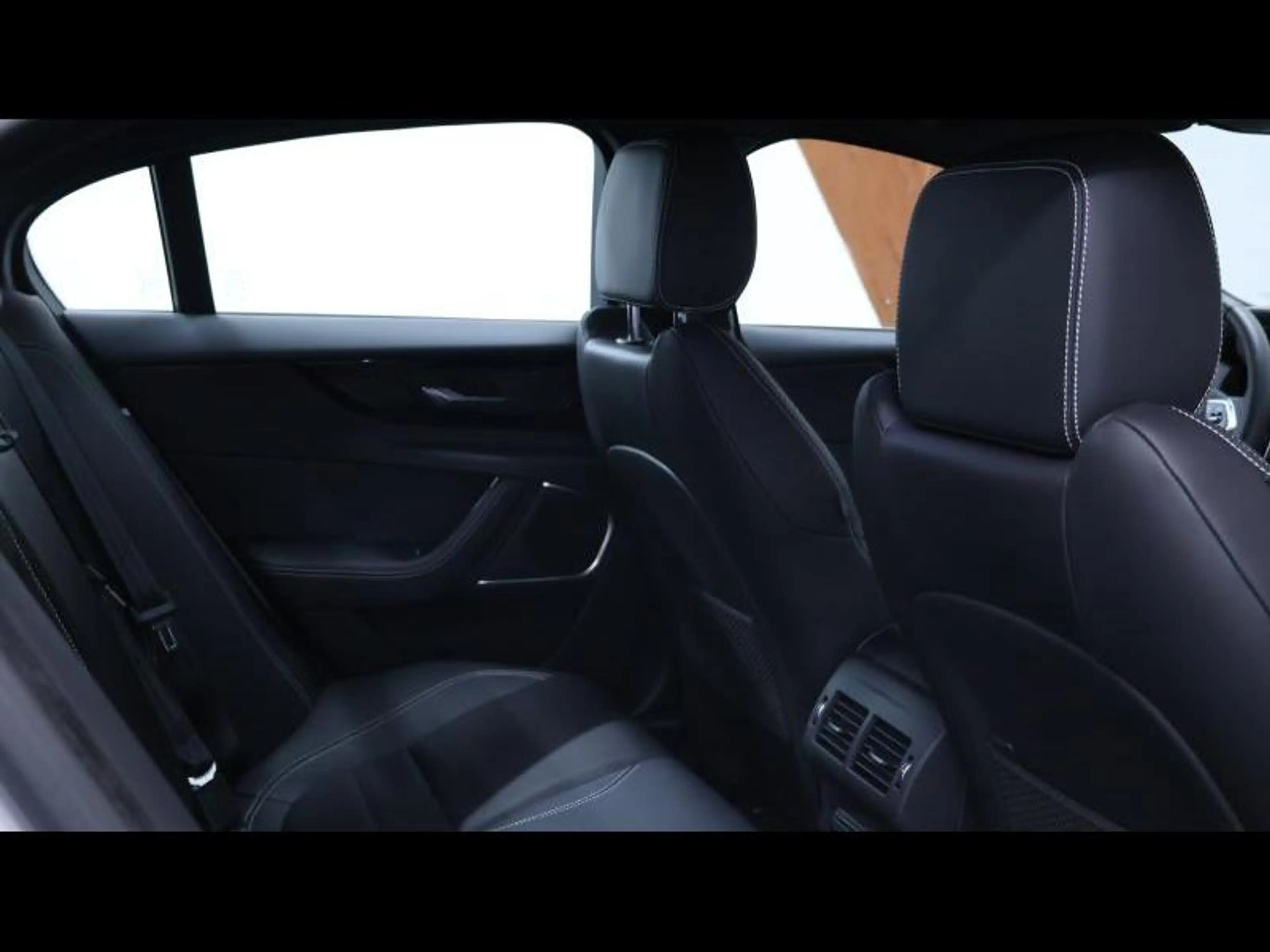 Jaguar XE D200 R-Dynamic S RWD Auto — photo 12