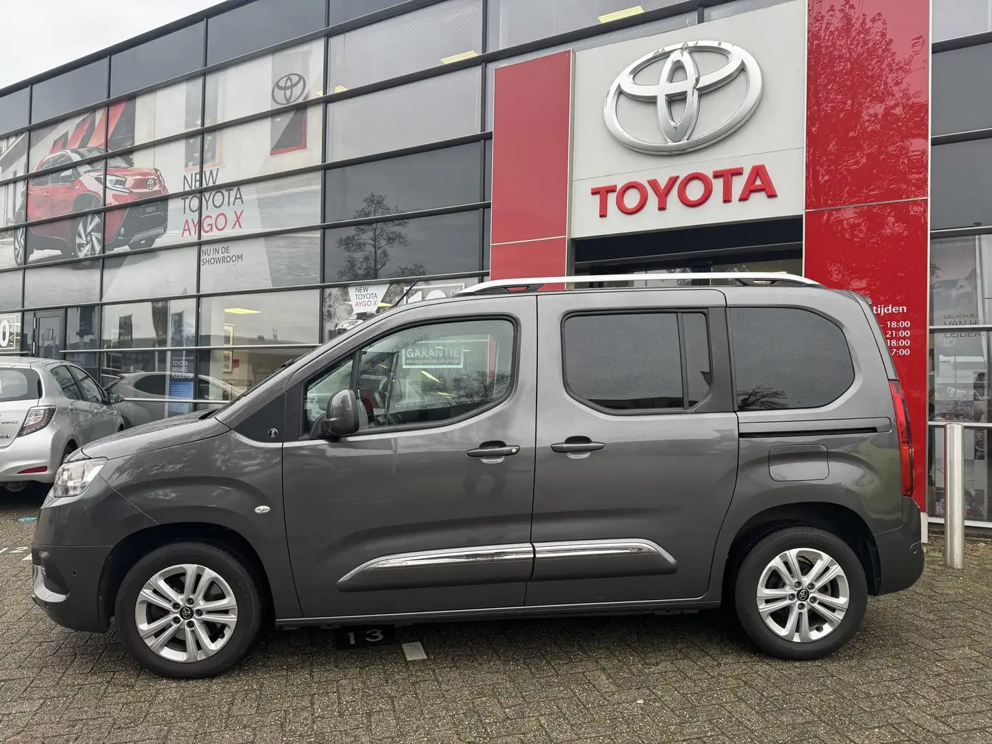 Toyota Proace City Verso 1.2 Turbo 130pk Aut Professional Grijs - 2