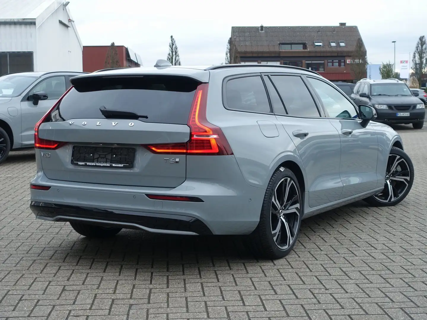 Volvo V60 Plus T6 AWD Plug-in Hybrid/H&K/360°/BLIS Grau - 2