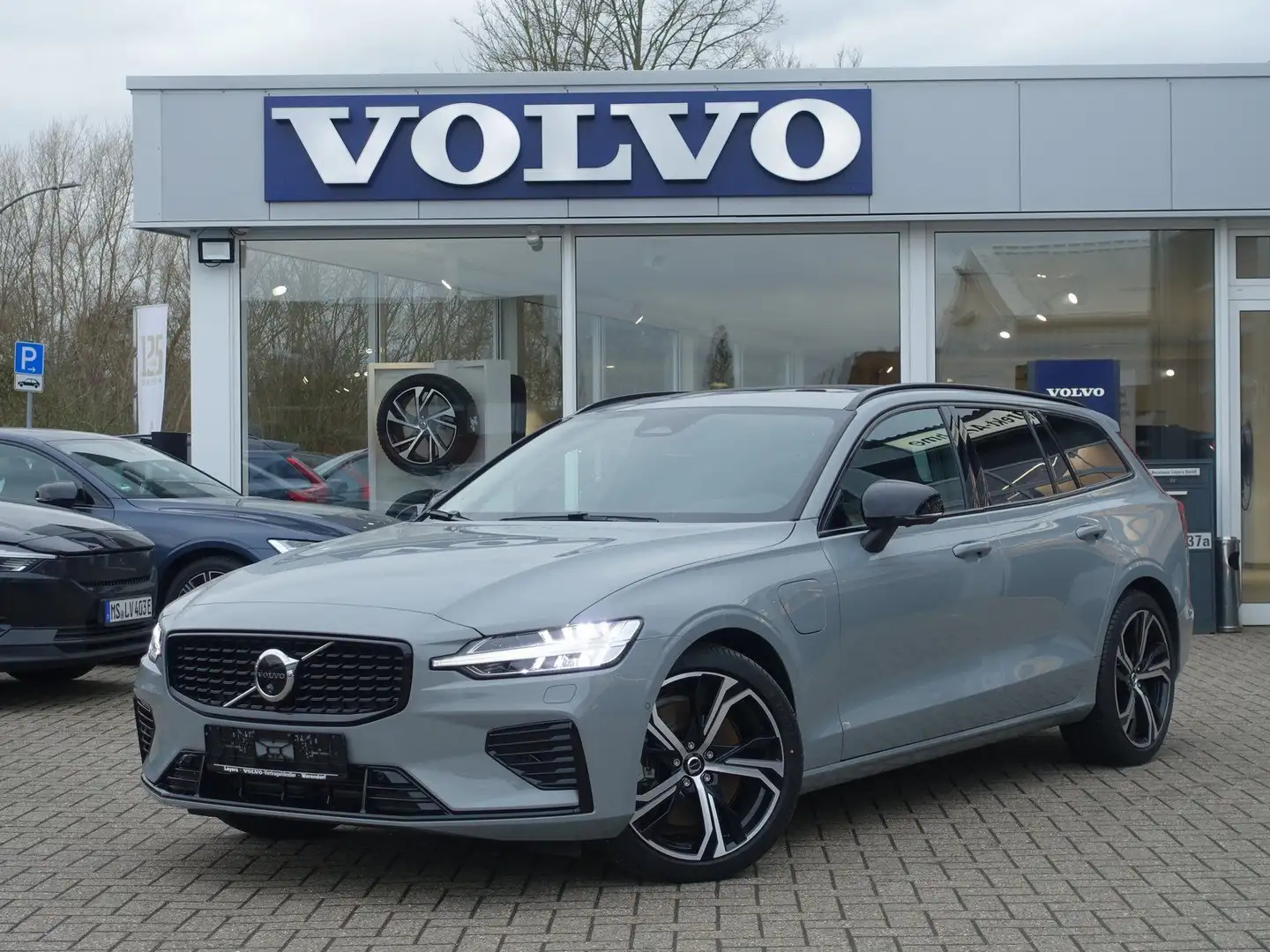 Volvo V60 Plus T6 AWD Plug-in Hybrid/H&K/360°/BLIS Grau - 1