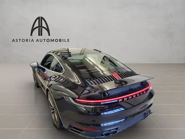 Porsche 911 view 8