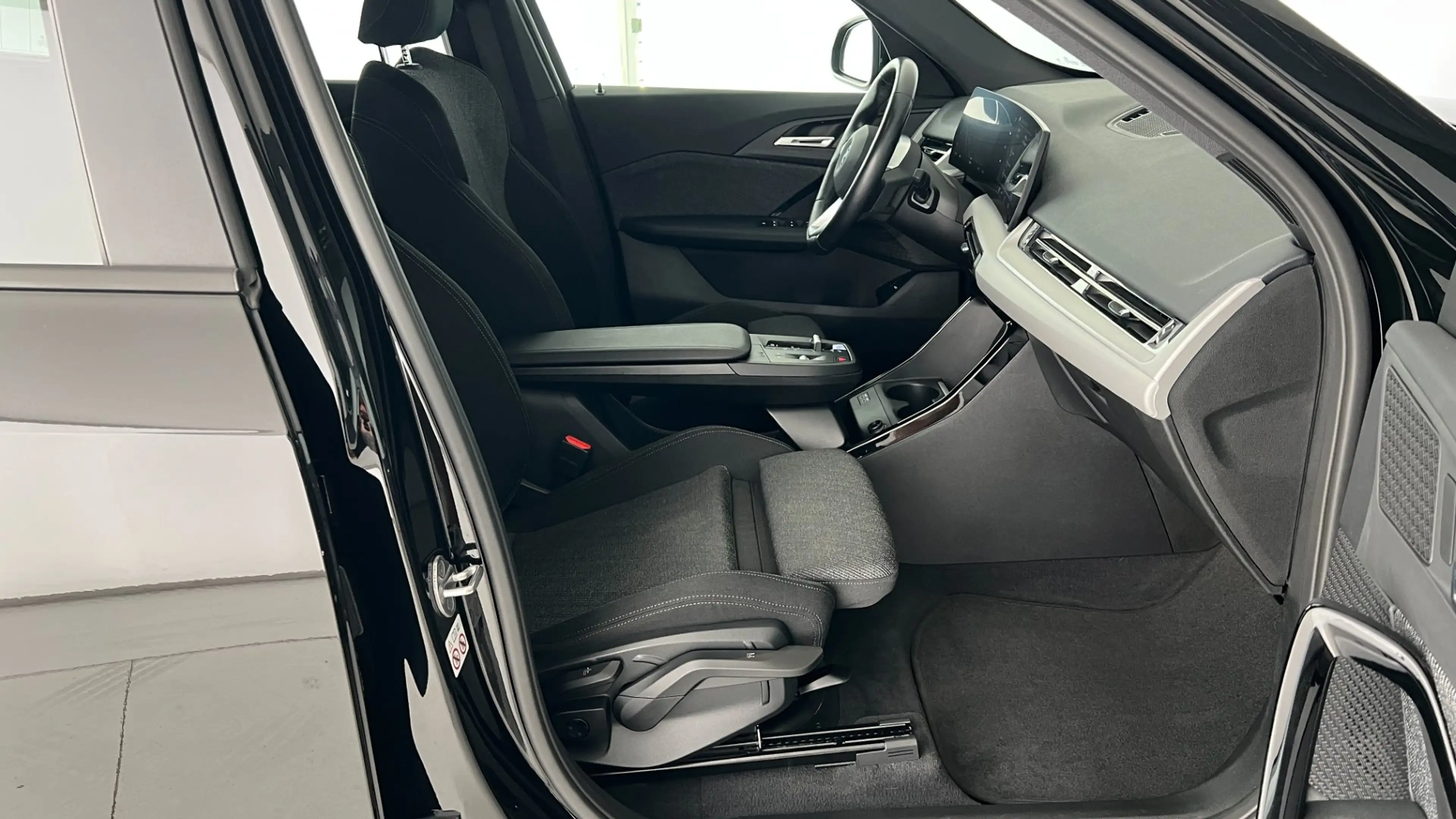 BMW iX1 xDrive30 — photo 6