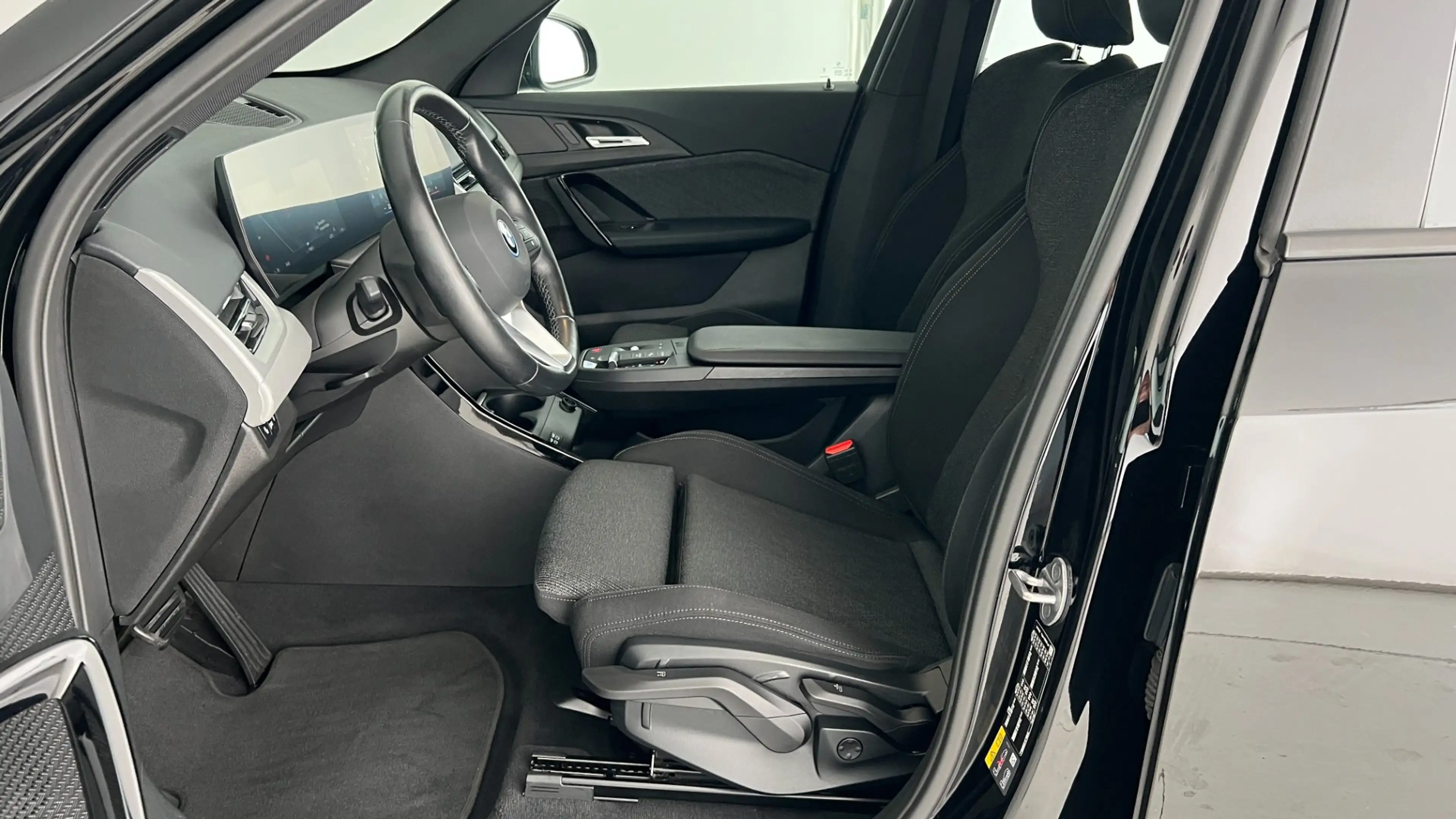BMW iX1 xDrive30 — photo 13