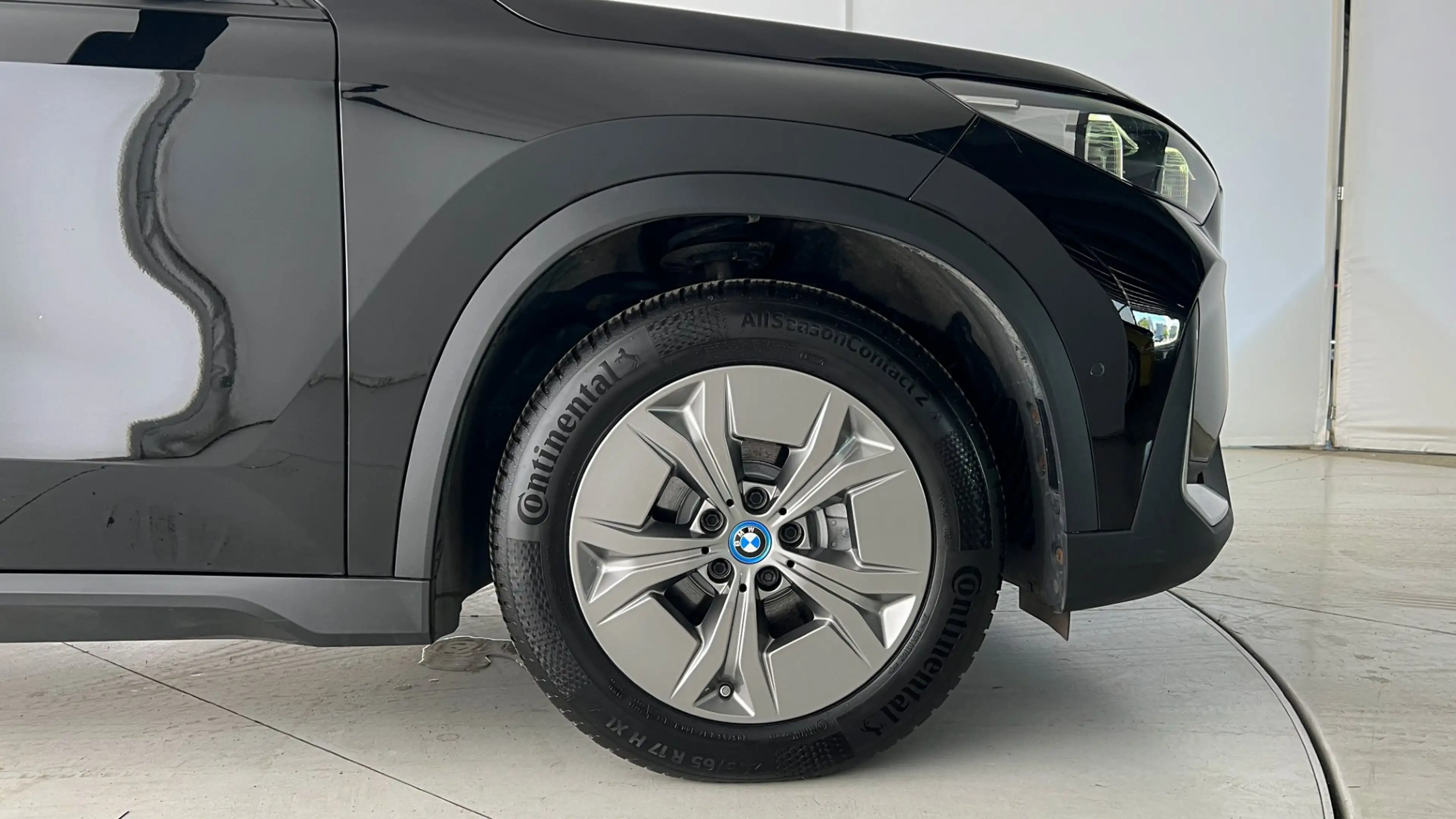 BMW iX1 xDrive30 — photo 8