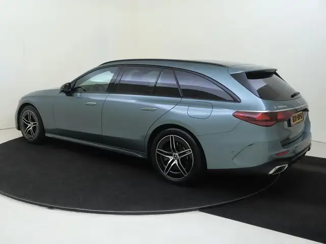 Mercedes-Benz E-Class view 3